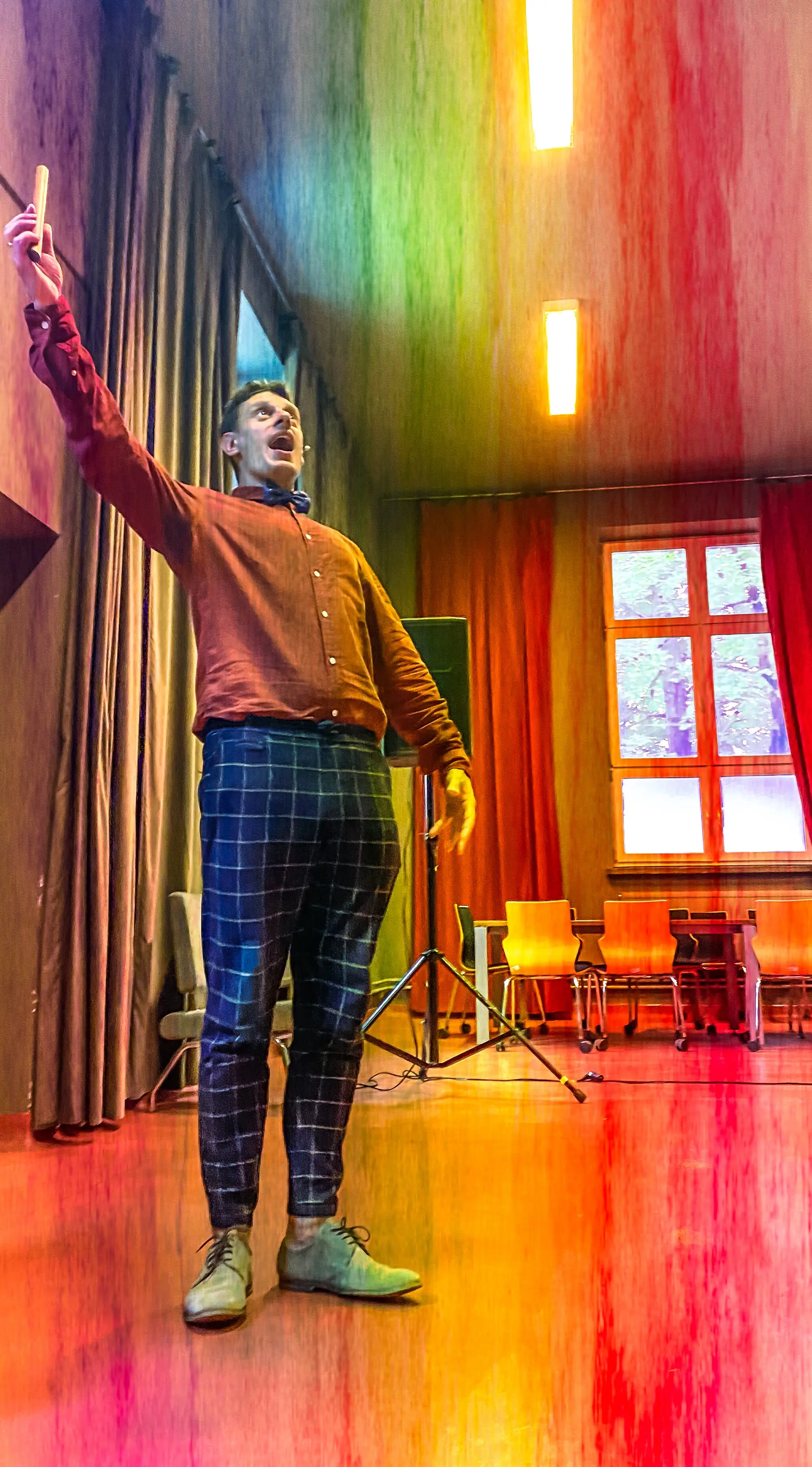 Krystian w przestrzeni pełnej kolorów